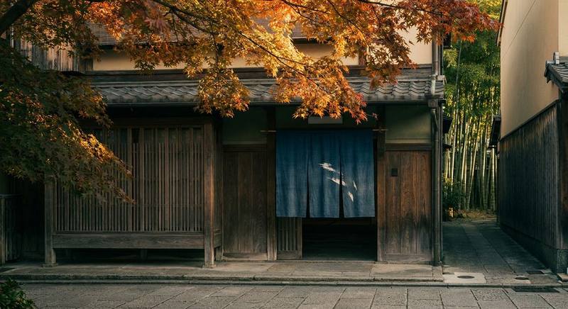 京都の町家と紅葉のイメージ